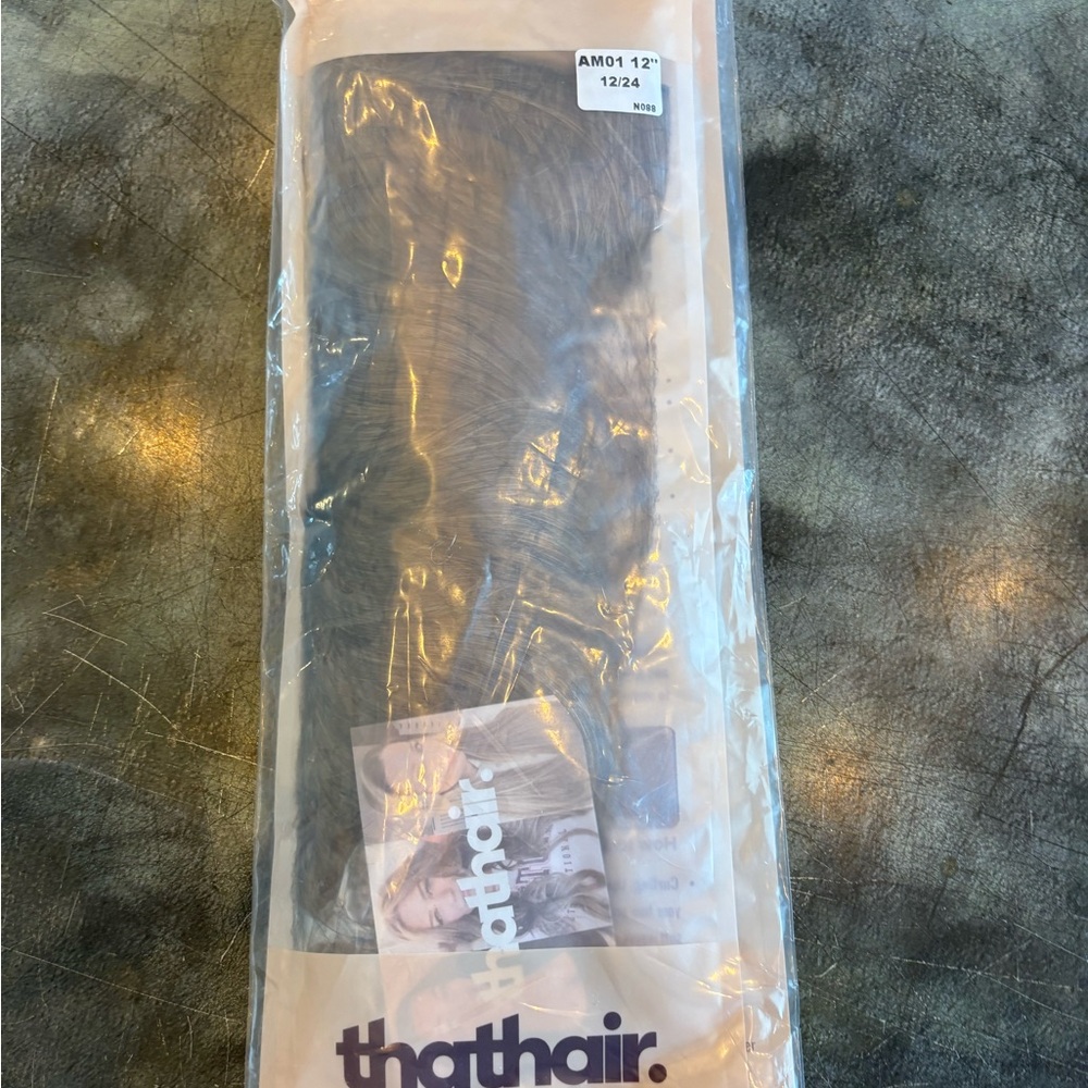 NWT, Womens’s thathair,‎ hair extensions, brown blonde 12 inches, Z62